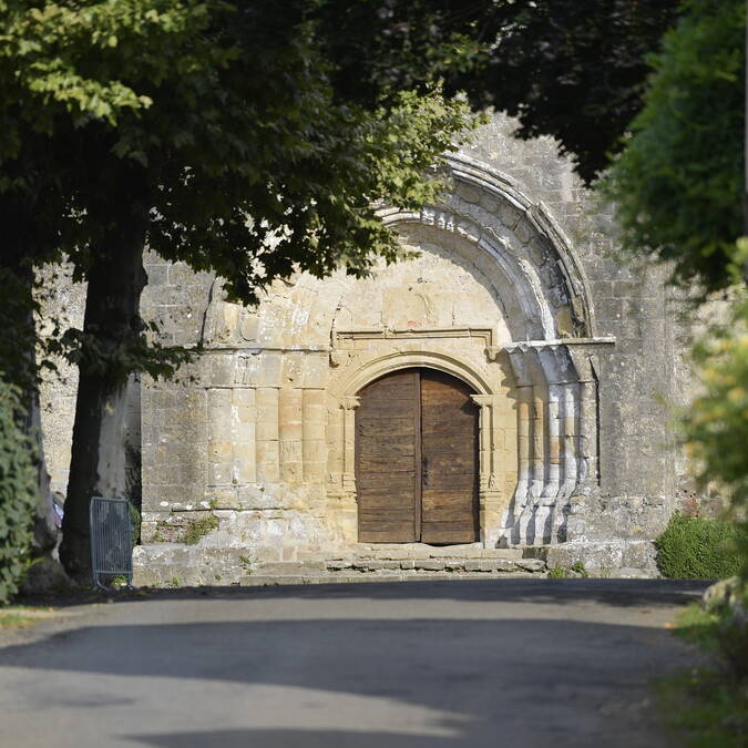 Façade de la collégiale